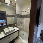 فندق Capitulum غيور
