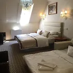فندق Capitulum غيور